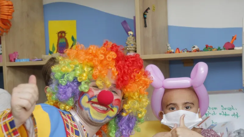 "ემბისი" Clown Care-ის პროექტს აფინანსებს